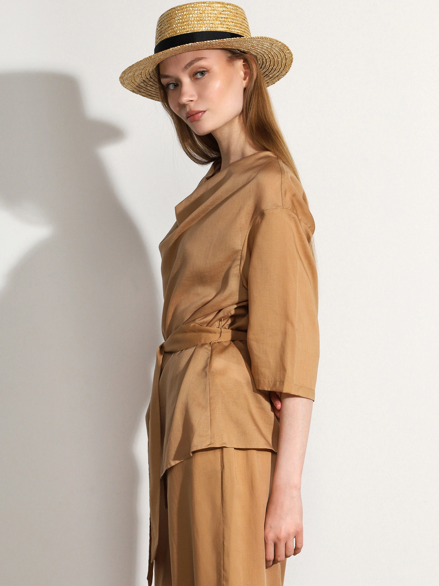 Блуза светло-коричневого цвета с поясом